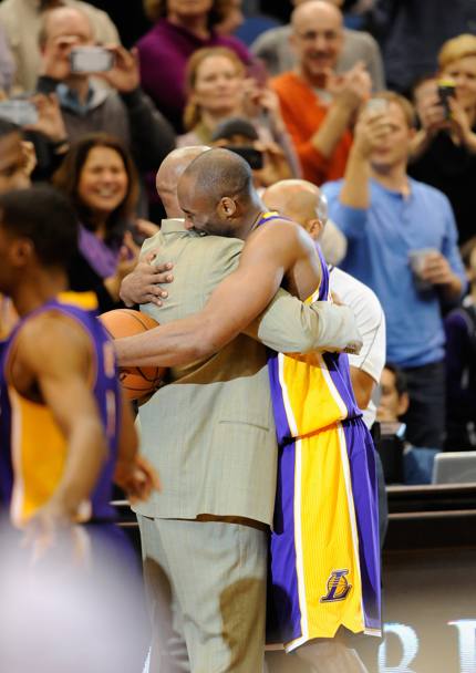 14 dicembre: Kobe festeggia il sorpasso a Jordan abbracciando il suo coach Byron Scott